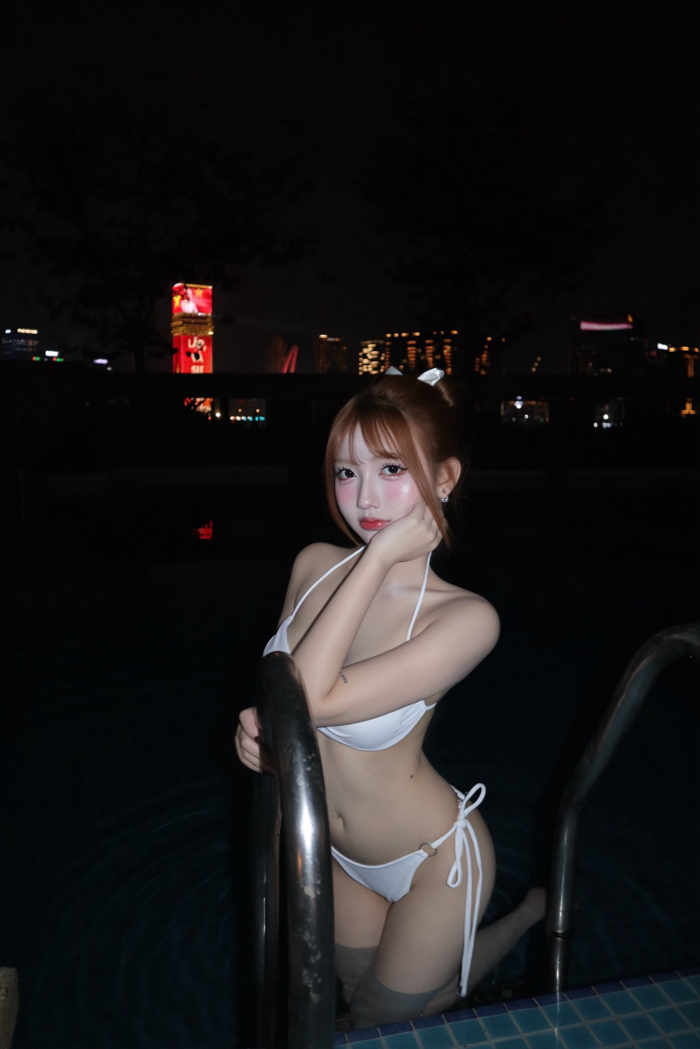 Tung bộ ảnh “tắm đêm”, hot girl hâm nóng cả trời đông giá rét