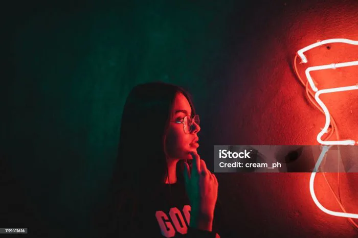 Cô Gái Tuổi Teen Xinh Đẹp Đứng Bên Cạnh Ánh Sáng Neon Vào Ban Đêm Hình ảnh  Sẵn có - Tải xuống Hình ảnh Ngay bây giờ - iStock