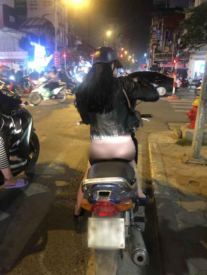 Đi xe máy ban đêm mặc quần quá mỏng để lộ cả nội y, cô gái xinh đẹp khiến  dân mạng nóng mắt