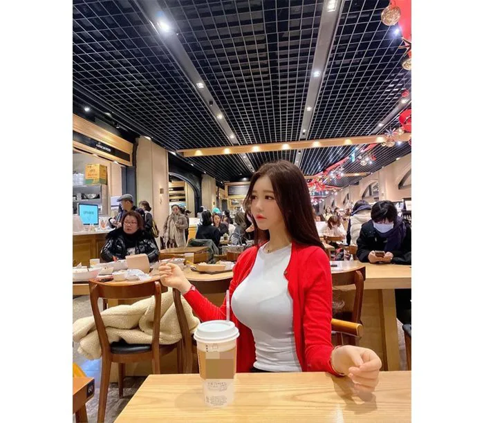 Nổi như cồn sau một bức hình ngồi uống cafe, hotgirl gây sốt vì mặt xinh,  vòng 1 căng tròn