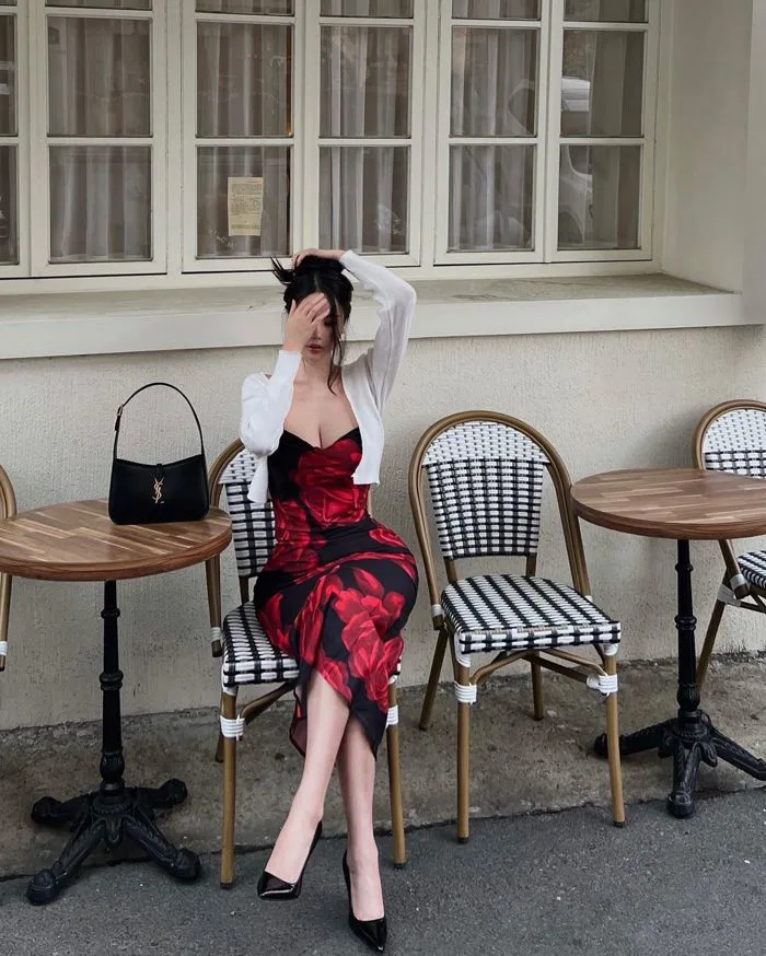 Cô gái xinh đẹp diện váy ôm sát đi uống cà phê nhìn từ sau đã thấy say