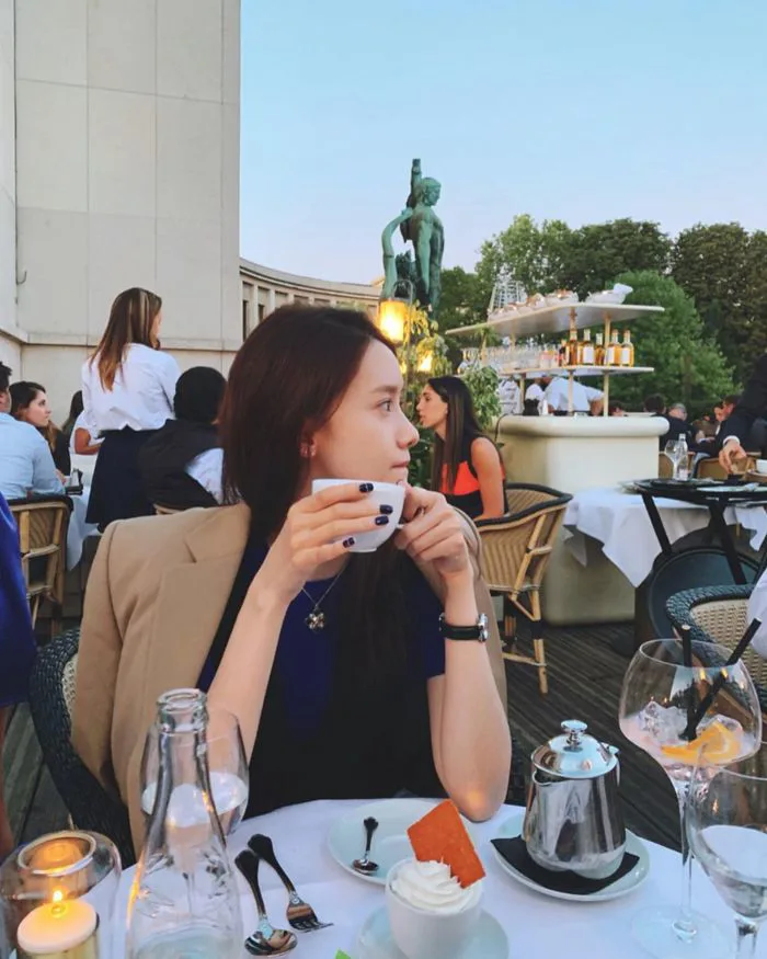Mặc gì đi cafe để có style vừa đơn giản vừa xinh như sao Hàn
