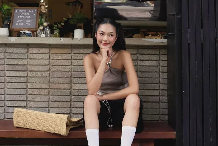 10 Cách Tạo Dáng Chụp Ảnh Ở Quán Cafe Chuẩn Trend