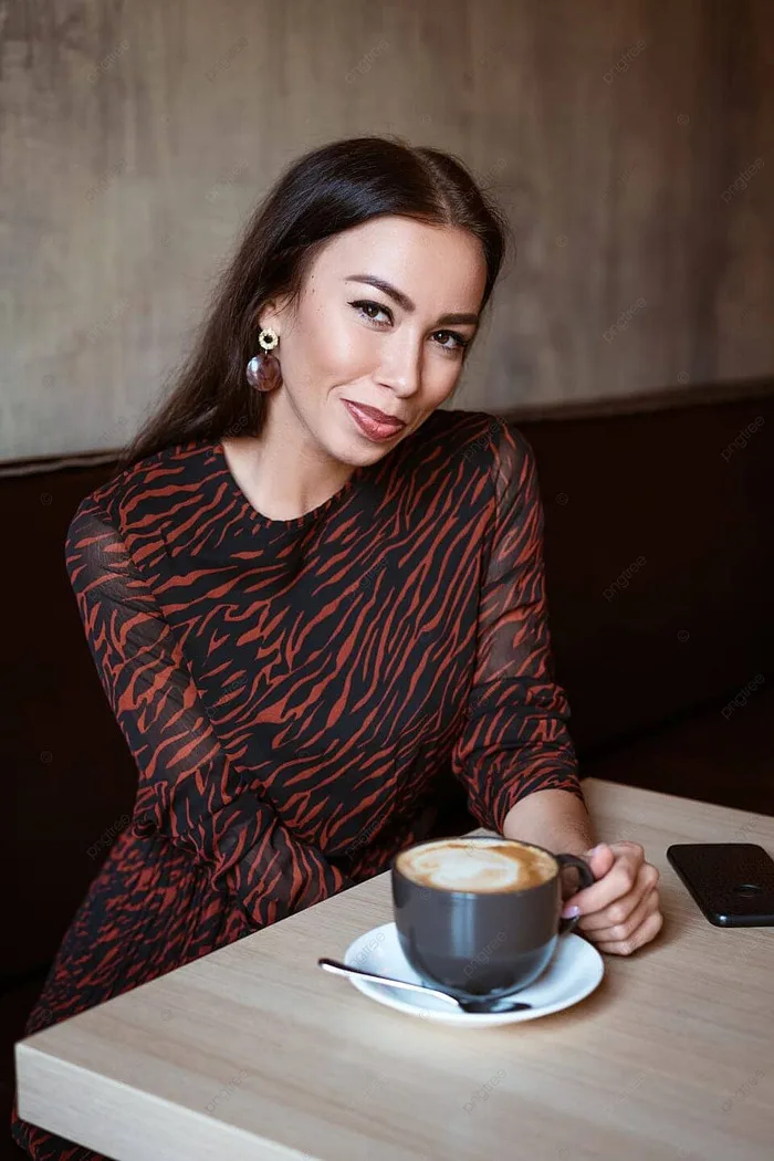 Một Cô Gái Trẻ đang Uống Cà Phê Ngồi ở Bàn Cafe Hình Chụp Và Hình ảnh Để  Tải Về Miễn Phí - Pngtree