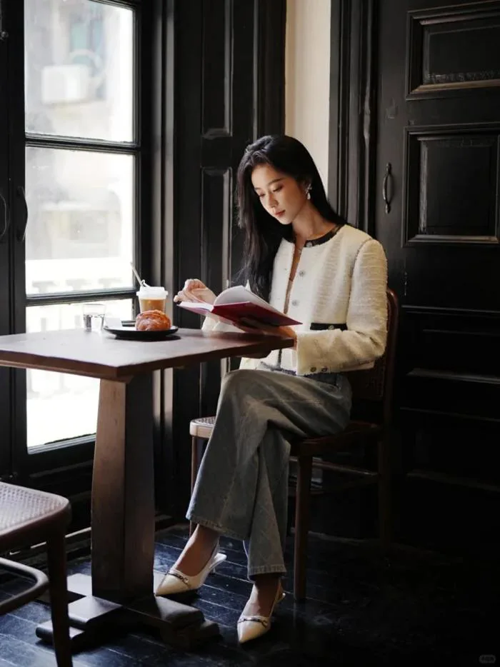 99+ Cách tạo dáng chụp ảnh ở quán cafe​ cực xịn xò, cực nghệ