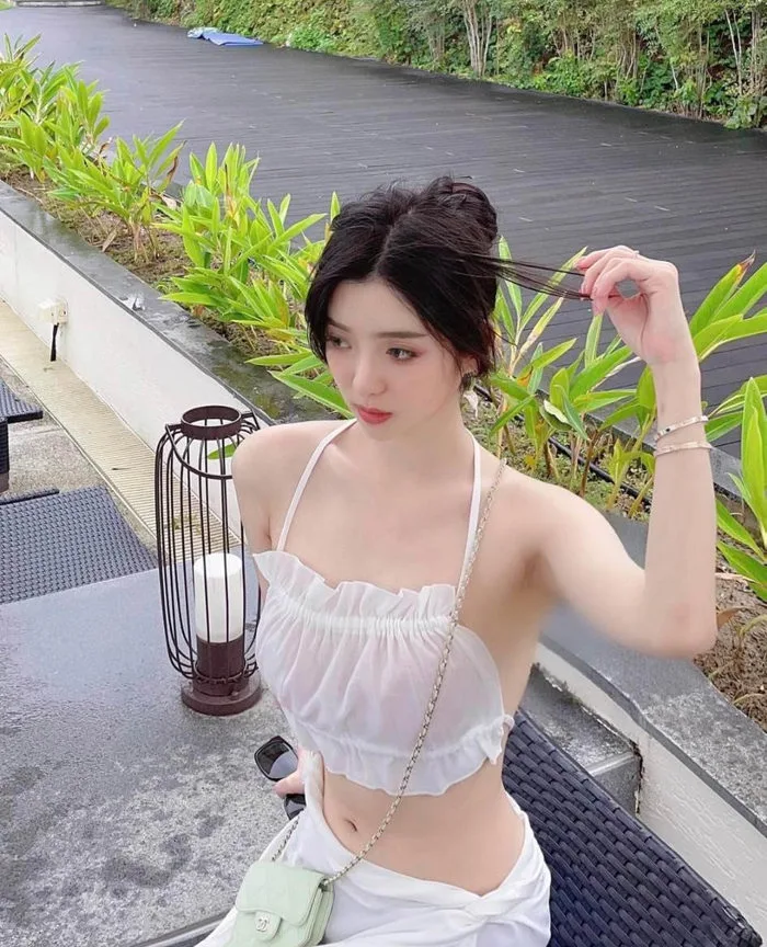 Da trắng, mặt xinh, người đẹp hút chú ý ở quán cafe vì áo yếm
