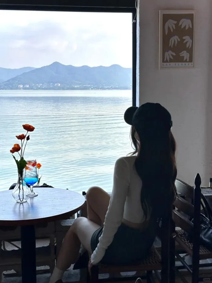 99+ Cách tạo dáng chụp ảnh ở quán cafe​ cực xịn xò, cực nghệ