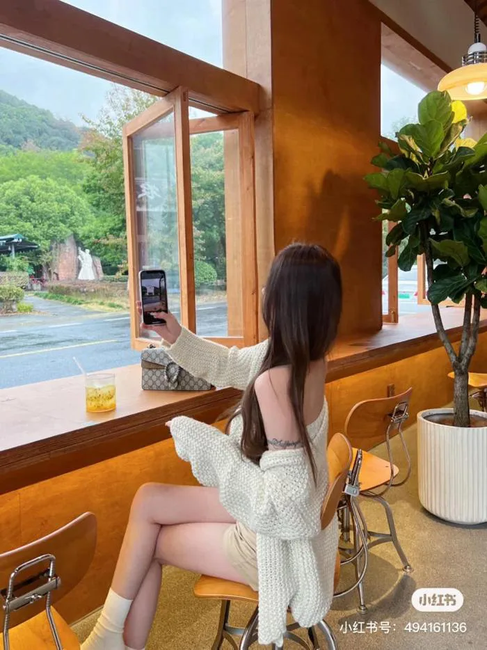 Kiểu Chụp Hình ở đùi Style Ngồi Quán Cà Phê - Xưởng Rang Cà Phê HotAir