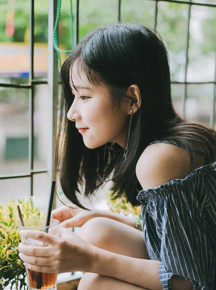 Chỉ nhờ một bộ hình ngẫu hứng trong quán cafe trú mưa, 10X xinh xắn đã được  nghìn chàng trai xin info