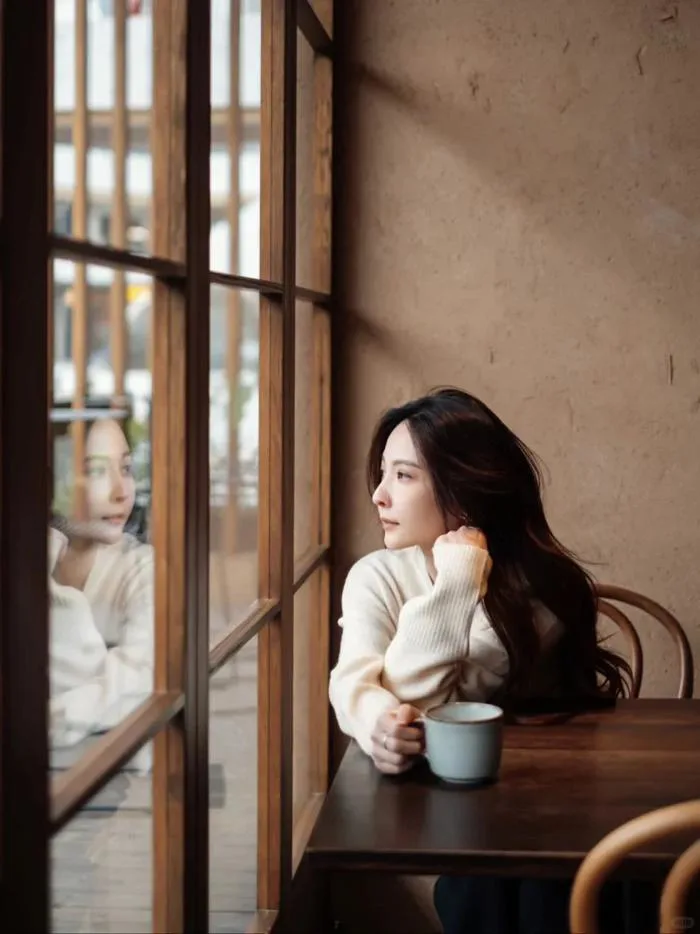 99+ Cách tạo dáng chụp ảnh ở quán cafe​ cực xịn xò, cực nghệ