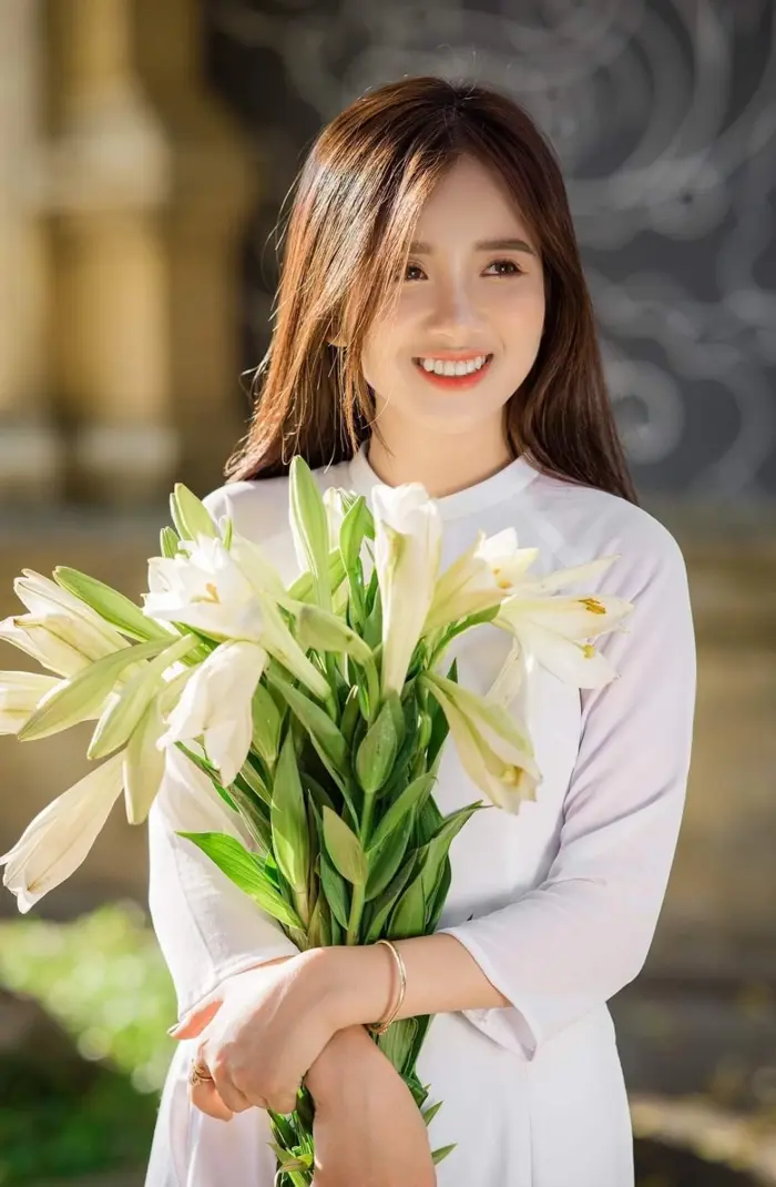 Top ảnh gái xinh cầm hoa lung linh trong từng khoảnh khắc