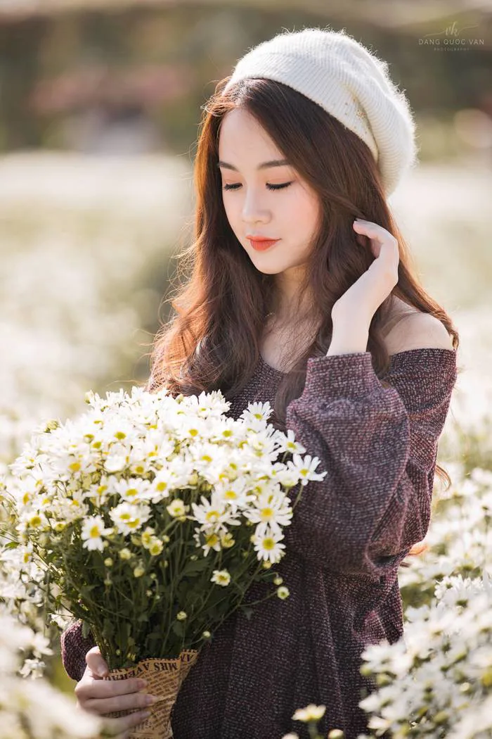 Ảnh Cô Gái Cầm Hoa Đẹp Dịu Dàng, Dễ Thương, Cực Duyên