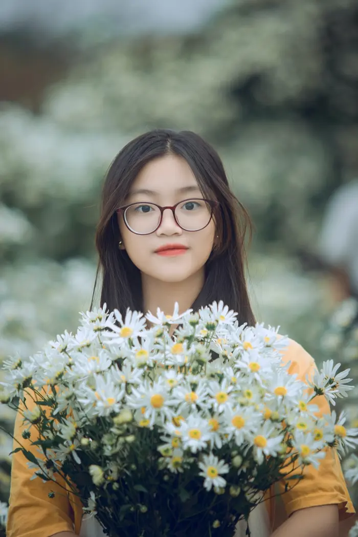 Top ảnh gái xinh cầm hoa lung linh trong từng khoảnh khắc