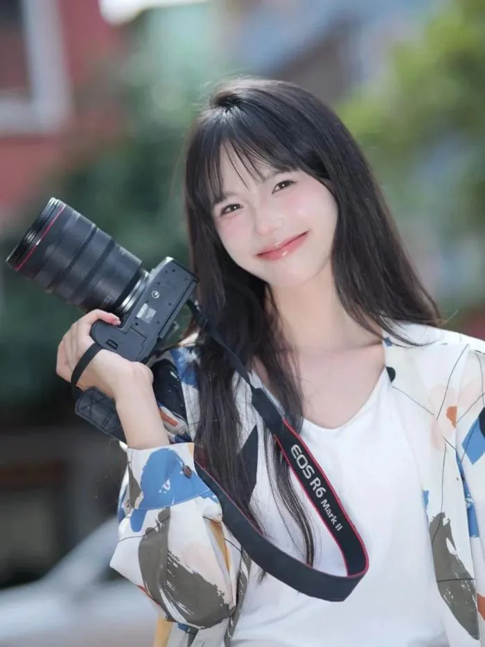anh-gai-xinh-cam-may-anh-1