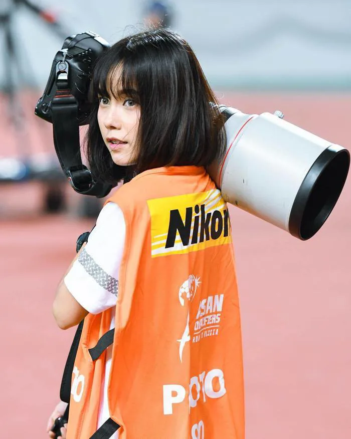 Nữ phóng viên thể thao xinh đẹp với dàn máy ảnh 