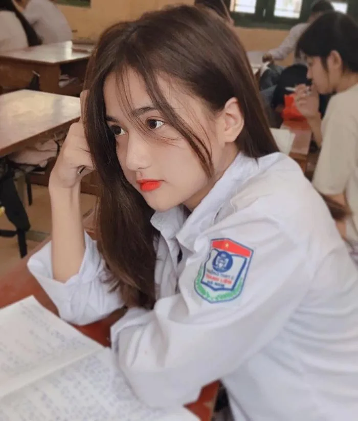 Thiên thần đồng phục” Hà Nam không chỉ xinh đẹp mà còn học giỏi, làm cán bộ lớp | Báo Dân trí