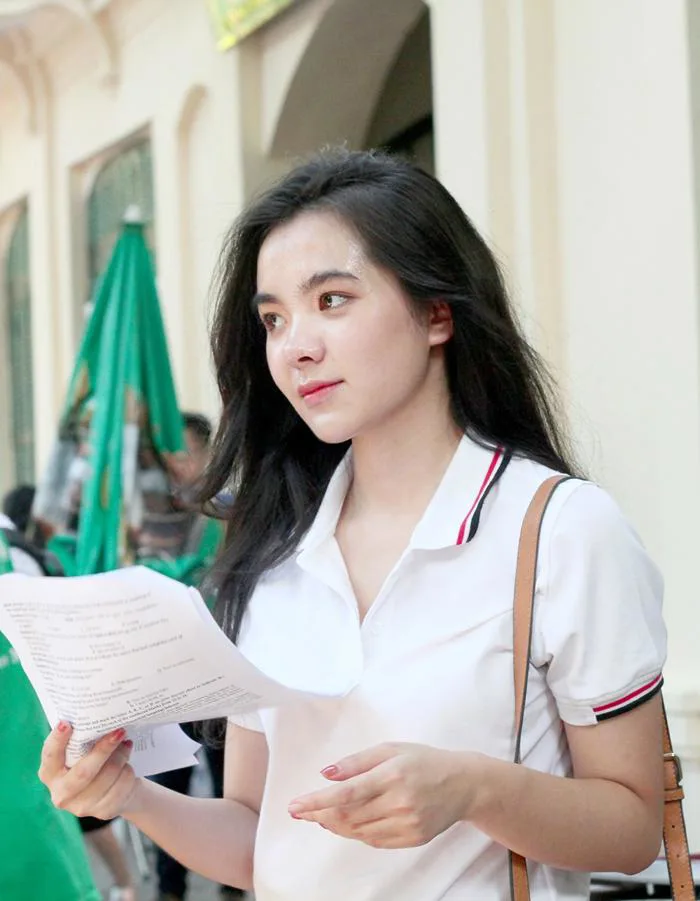 Những thiếu nữ 18 tuổi xinh đẹp như hoa xua tan nắng nóng mệt mỏi mùa thi