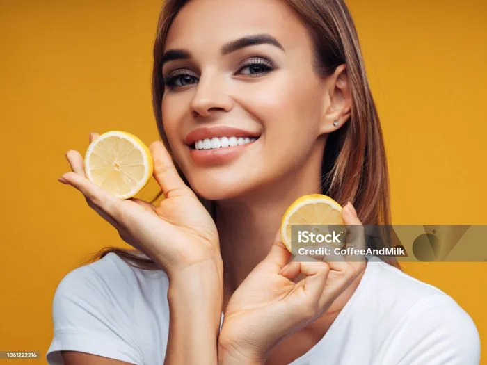 Cô Gái Xinh Đẹp Khoe Hai Nửa Quả Chanh Hình ảnh Sẵn có - Tải xuống Hình ảnh  Ngay bây giờ - Chanh - Trái cây họ cam quýt, Chân dung -