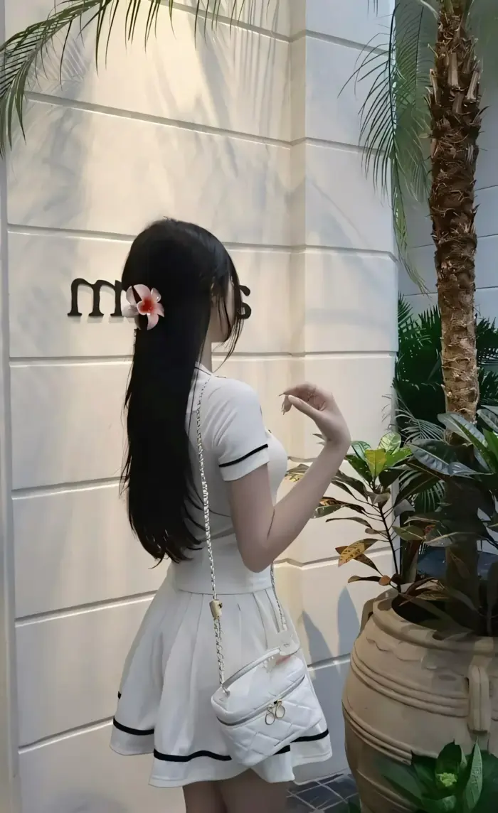 50+ Ảnh Gái Xinh Mặc Váy Trắng (Ngắn) Che Mặt, Sexy Trước Gương