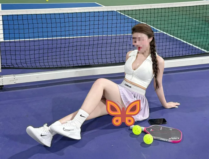Gái xinh chơi Pickleball diện đồ hở lên tiếng 