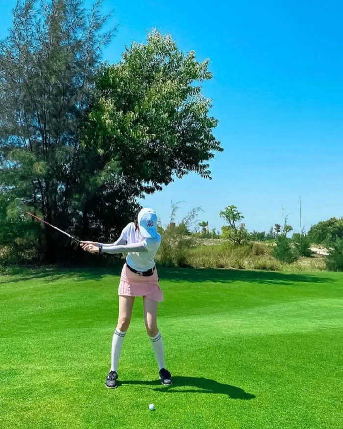 Ngắm nhìn Combo: Sang - xinh - khỏe của dàn gái xinh sân golf