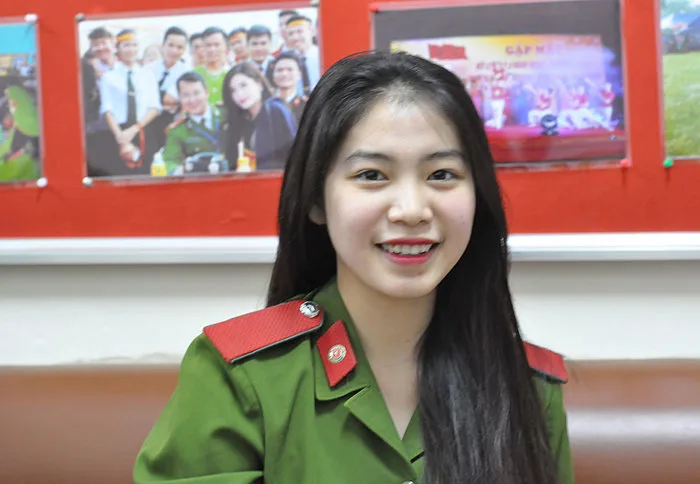 Gặp nữ cảnh sát có màn diễn kẹp ba mãn nhãn