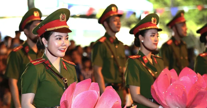 Hình ảnh nữ công an xinh đẹp cùng đoàn nhạc biểu diễn trên đường phố Đà Nẵng