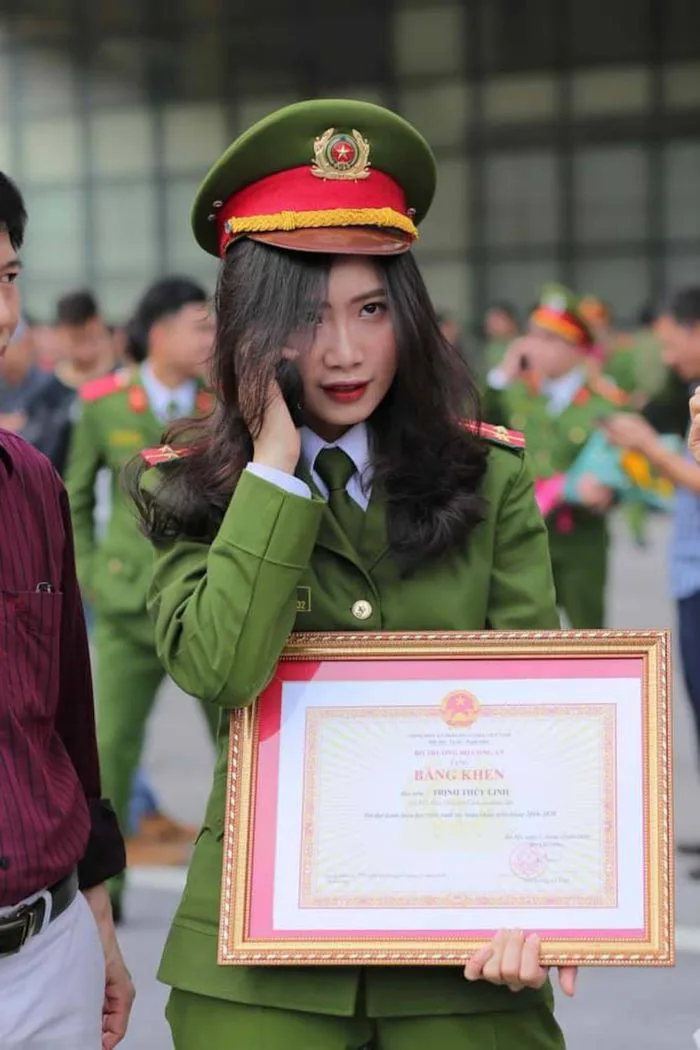 Những hình ảnh nữ công an xinh đẹp, mạnh mẽ, cá tính
