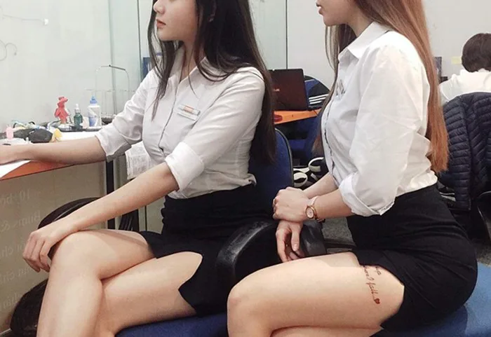 Gái xinh công sở trên bó chặt vòng 1, dưới váy ngắn cũn hớ hênh cực táo bạo khiến đồng nghiệp tức mắt cau mày
