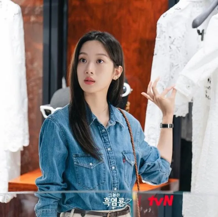 3 mẫu áo công sở chiếm sóng màn ảnh Hàn, chị em tham khảo để phối đồ vừa sang vừa xinh