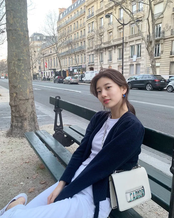 Học Suzy lên đồ chuẩn “girl điệu đà”: dạo phố xinh ngời ngời, đến công sở toả sáng hết phần đồng nghiệp