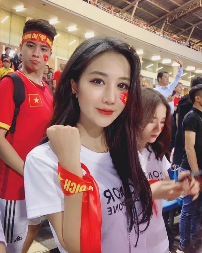 Gái xinh khoe ảnh xem bóng đá nhưng tất cả những gì cư dân mạng chú ý lại  là biểu cảm của thánh chụp ké phía sau