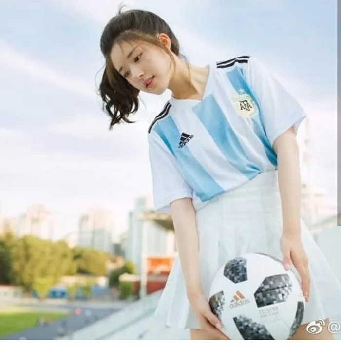 Khoác áo đội tuyển nào đội đó đều rời khỏi World Cup, hot girl này vẫn được  yêu vì quá xinh đẹp