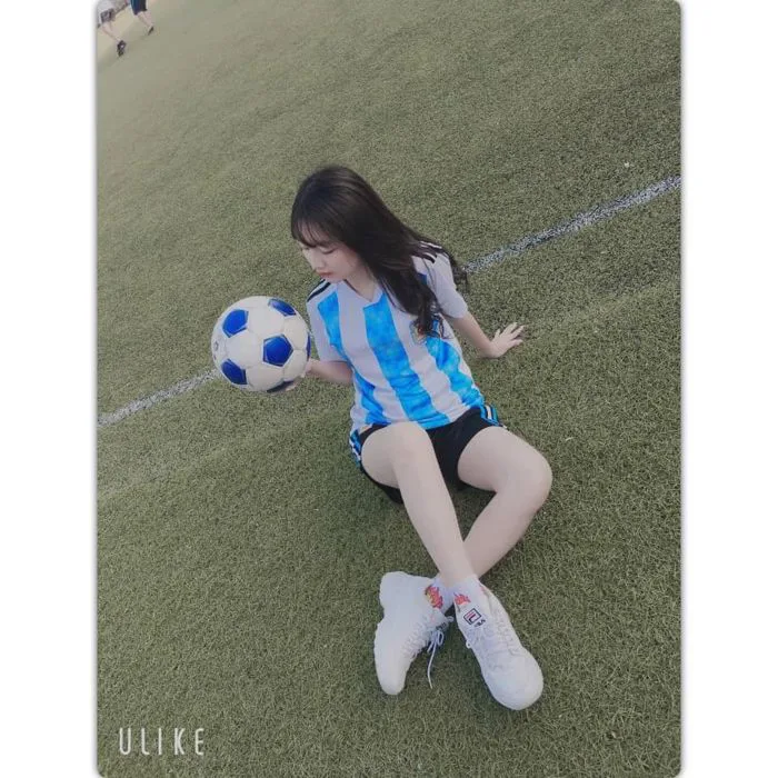 7 Girl xinh đá bóng ý tưởng | con gái, dép, dễ thương