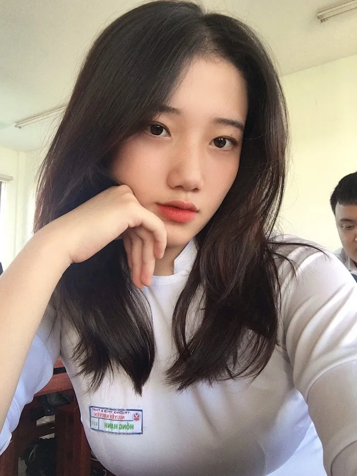 Hotgirl áo dài Đà Nẵng gây sốt bởi góc nghiêng cực giống Suzy, sở hữu hơn 12k follow Instagram và hàng chục clip triệu view