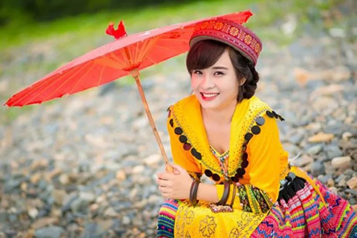 Nữ sinh hóa thân cô gái H'Mông gây sốt dân mạng