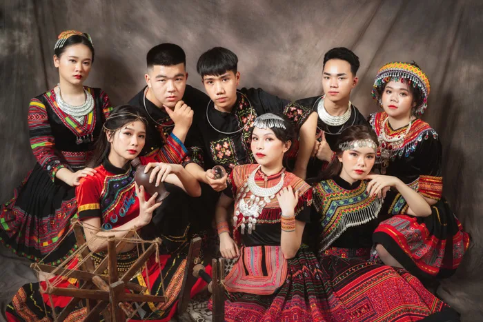 Chi 11 triệu chụp style dân tộc, lớp toàn gái xinh thu về bộ kỷ yếu sang chảnh, chất lừ