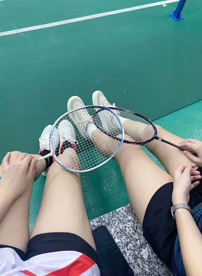 badminton girl ><