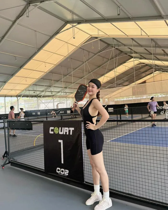 Để hội xinh gái dắt bạn ra sân Pickleball 
