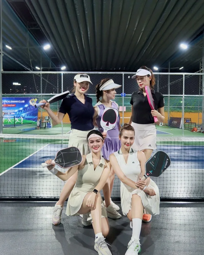 Hội gái xinh vẫn lên sân pickleball giữa bão thị phi: “Vui vẻ lên, ai mặc  gì kệ đi”