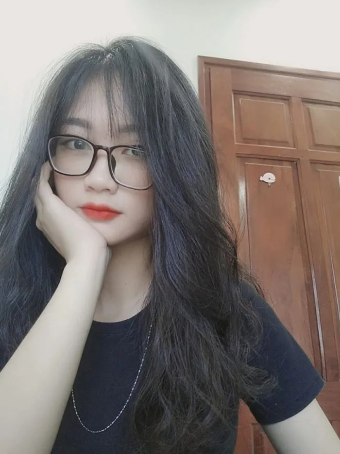 Hình ảnh gái xinh tóc dài đeo kính