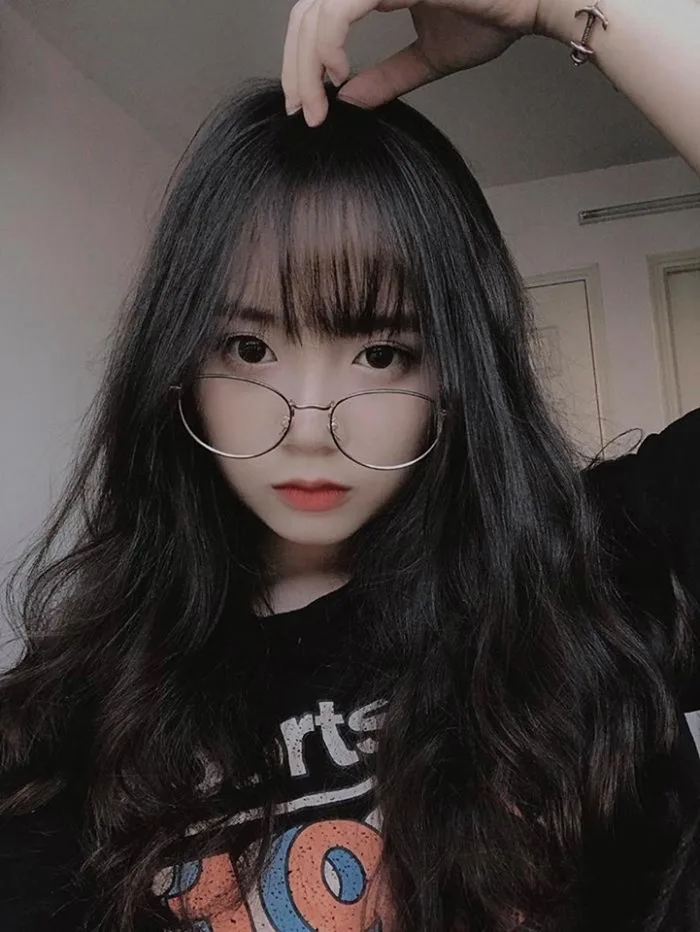 Hình ảnh gái xinh tóc dài đeo kính