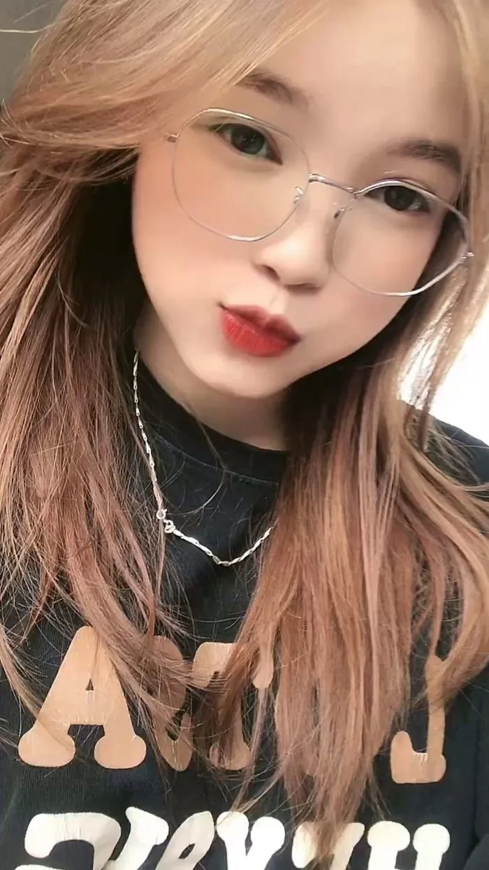 Hình ảnh gái xinh đeo kính 2k7