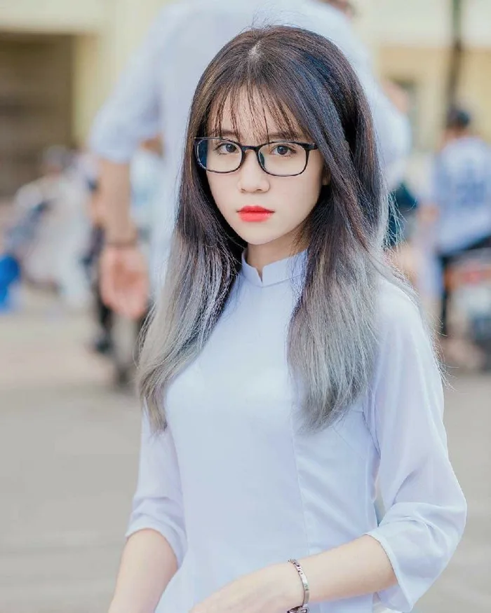 Hình ảnh gái xinh tóc dài đeo kính