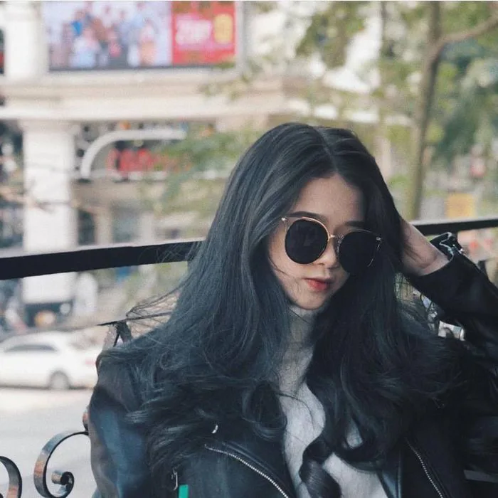 Vẻ đẹp quyến rũ của những cô gái tóc dài đeo kính che mặt