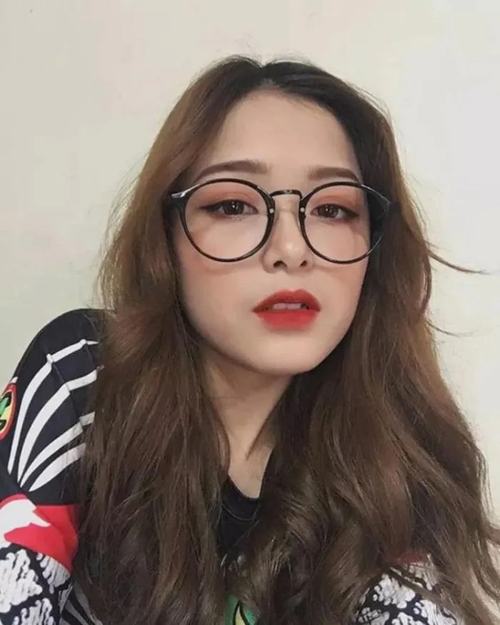 Thiếu nữ Quảng Ninh gây “bão mạng” chỉ với một bức ảnh đeo kính cận | Báo Dân trí