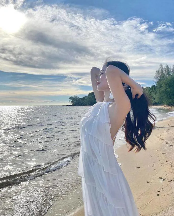 Hot girl, người đẹp Việt mặc váy lụa thay bikini đi tắm biển có 