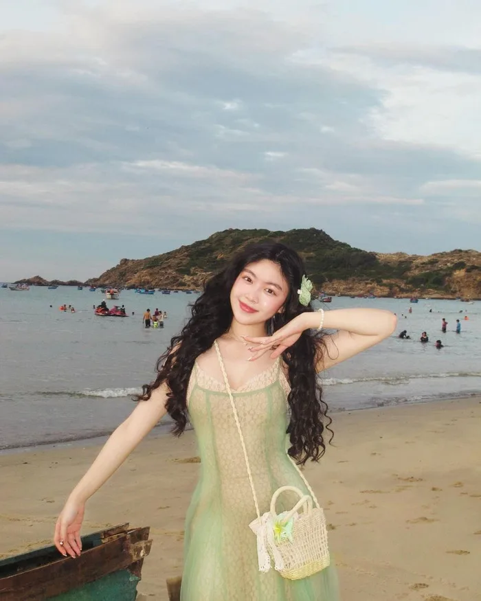 Thời trang đi biển của con gái Quyền Linh - Saostar.vn