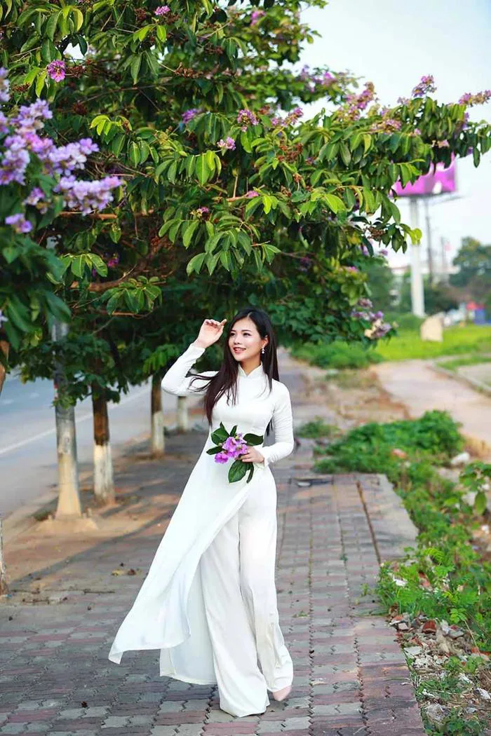 Thiếu nữ Hà thành đẹp dịu dàng bên hoa bằng lăng | Báo Dân trí