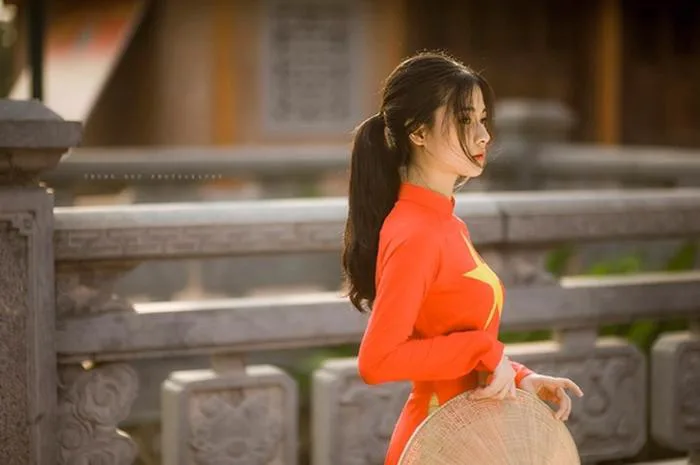 Nữ sinh 2K đẹp dịu dàng trong tà áo dài cờ đỏ sao vàng | Báo Dân trí
